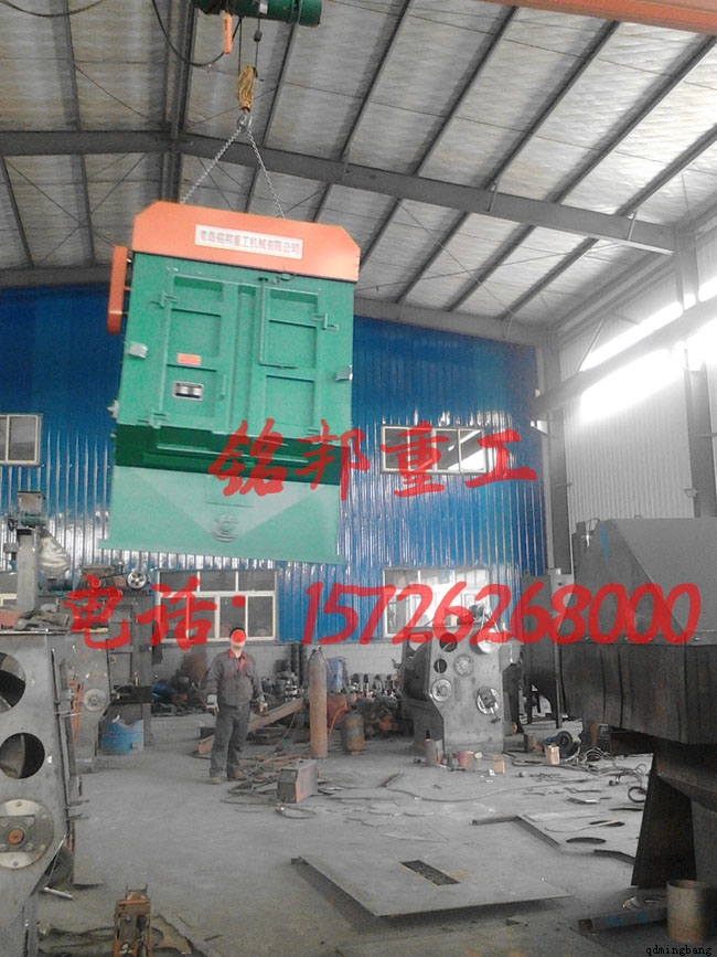 铭邦重工工作人员吊装Q3210履带式抛丸机发货 铭邦重工工作人员吊装Q3210履带式抛丸机发货