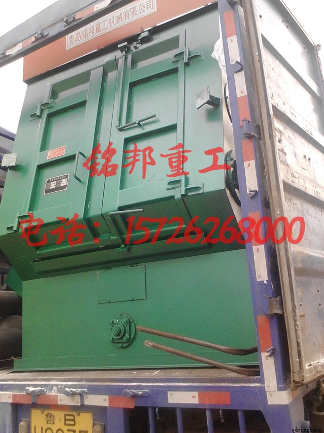 Q3210履带式抛丸机吊装到发往大连金州区的货车上 Q3210履带式抛丸机吊装到发往大连金州区的货车上
