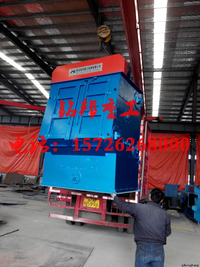 工作人员对设备进行装车 工作人员对设备进行装车